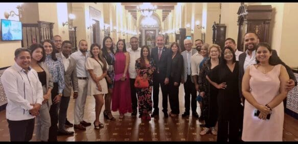 Ministro de Mescyt Franklin García Fermín, se reúne con estudiantes dominicanos en Cuba