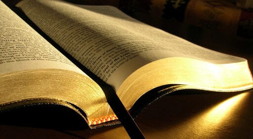 Unas 200 personas leen la biblia de forma ininterrumpida