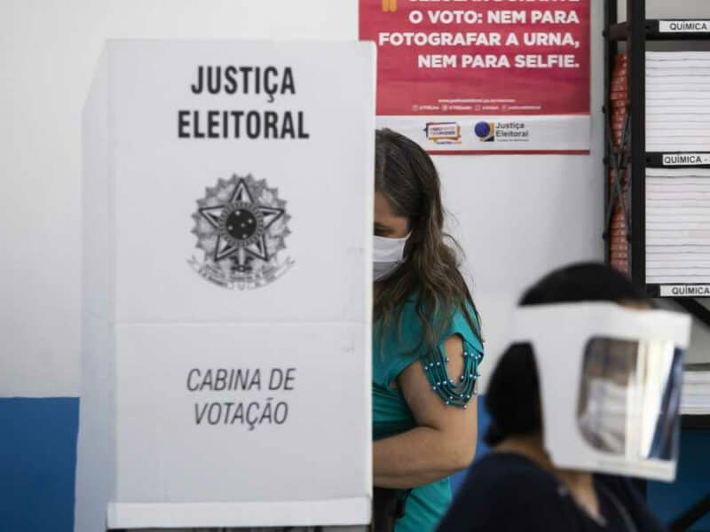 Cierran los colegios electorales en los polarizados comicios de Brasil