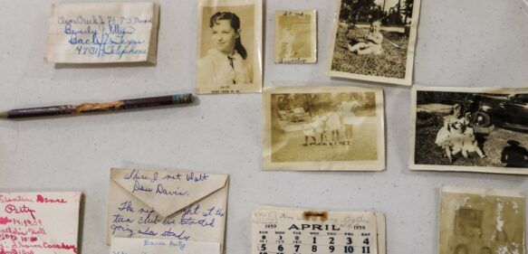 Hallan bolso con objetos que revelan la vida de una adolescente en la década de 1950