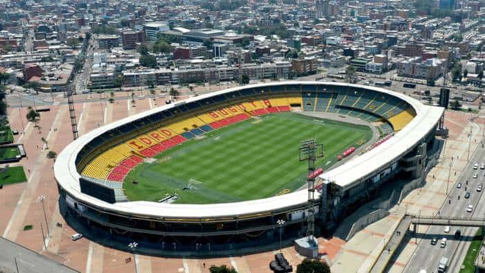 Un rayo cae en el estadio colombiano de El Campín antes de un partido