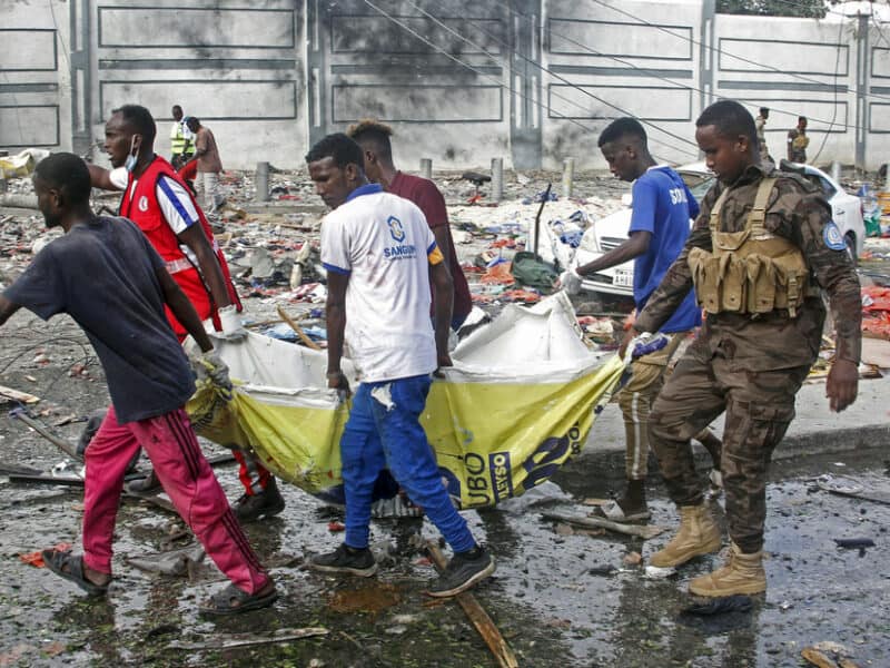 Explosión de dos coches bomba en Somalia se salda con decenas de muertos