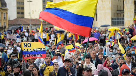 Colombianos se movilizan en contra de las reformas de Petro