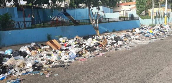 Denuncian cúmulos de basura en diferentes esquinas de Villa Aura de SDO