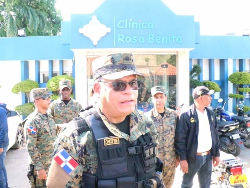 Comandante del Ejército visita militar herido de apuñalada por traficante en la zona fronteriza.