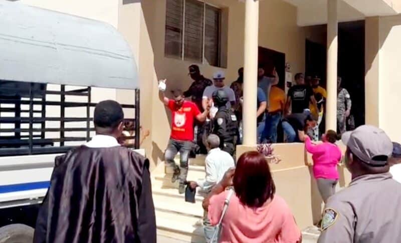 Agentes de la Policía Nacional vinculados a “tumbe” de drogas en Barahona quedan en libertad