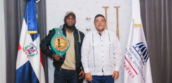Reciben a Carlos Adames, campeón mundial de boxeo