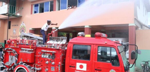 Embajada de Japón dona camión cisterna a los bomberos de San Luis