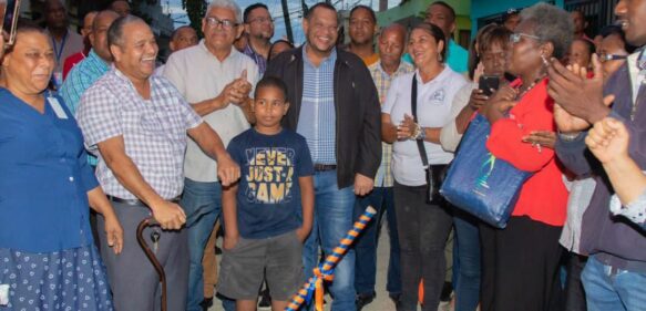 Alcalde Carlos Guzmán deja iniciados trabajos de aceras, contenes y badenes en 10 barrios de SDN