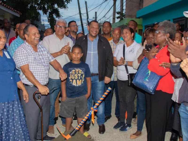 Alcalde Carlos Guzmán deja iniciados trabajos de aceras, contenes y badenes en 10 barrios de SDN