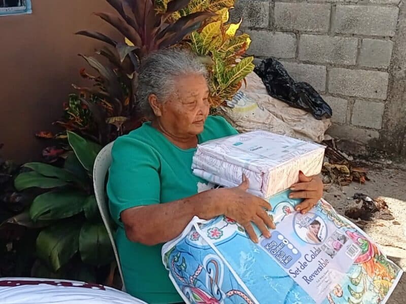 Realizan donaciones a señora de 80 años, quien lo perdió todo tras el paso de Fiona