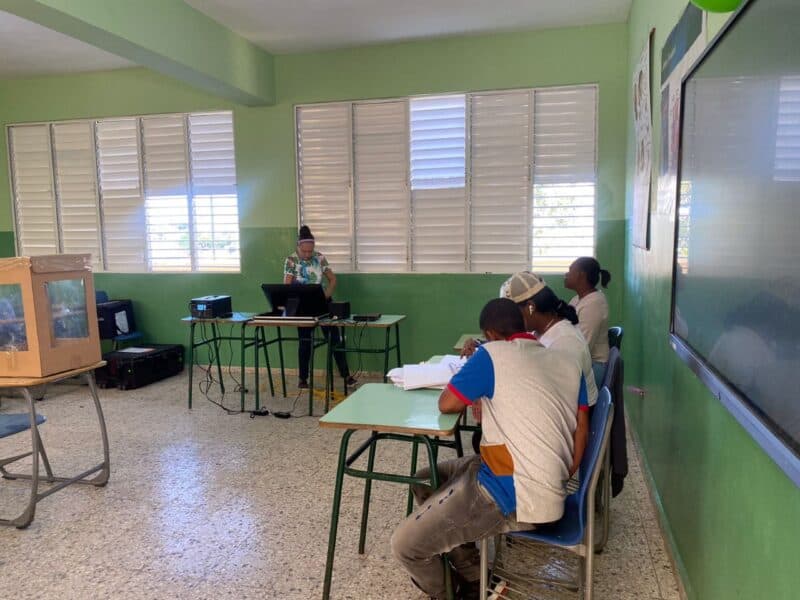 Tímida la presencia de votantes en el Liceo Pedro Aponte de SDO