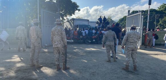 Motoconchistas haitianos bloquean puerta paso fronterizo Carrizal-Elías Piña