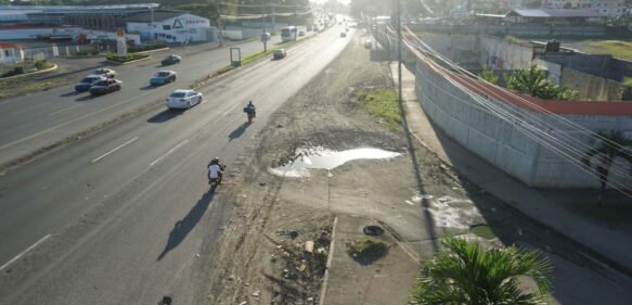 Socavones, Hierbas y Tierra, se roban dos carriles de la autopista Duarte