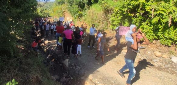 Paralizan docencia en comunidad de San Juan exigiendo arreglo de carretera