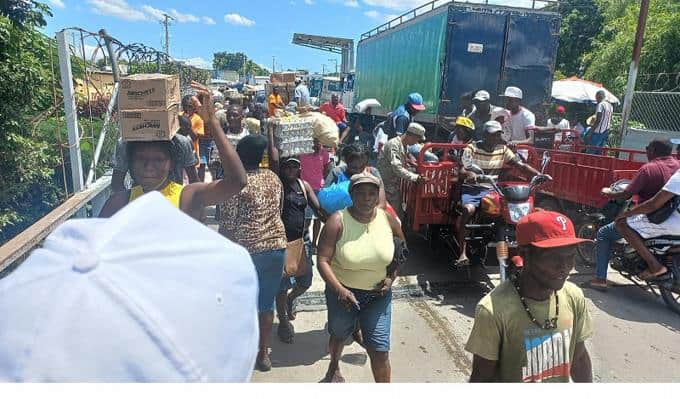 Haitianos que cruzan frontera dicen viven infierno en su país