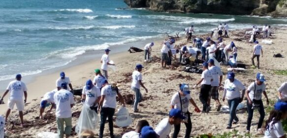 Playas se llenan de voluntarios para en vez de bañarse limpiarlas