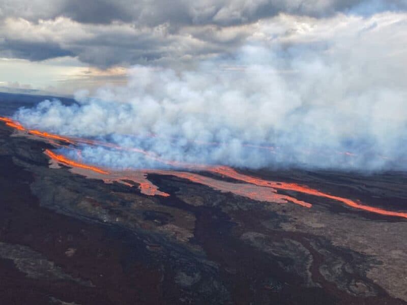 Volcán hawaiano Mauna Loa entra en erupción, arroja ceniza