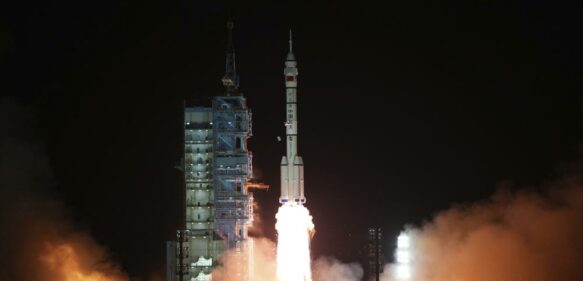 Nave china con 3 astronautas llega a estación espacial