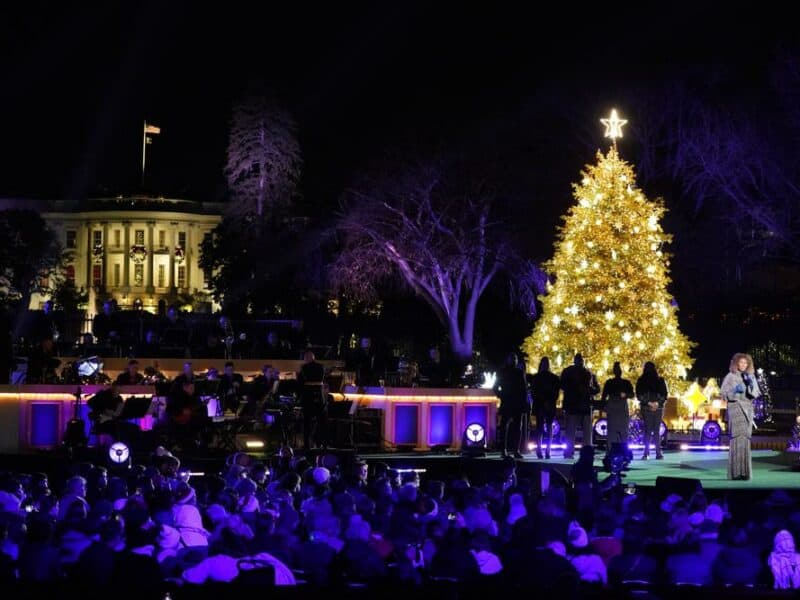 Biden enciende el árbol de Navidad de la Casa Blanca