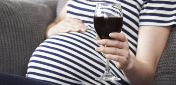 Según expertos: Beber en el embarazo produce cambios en el cerebro del bebé