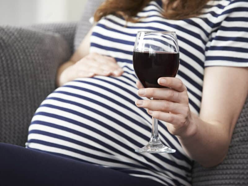Según expertos: Beber en el embarazo produce cambios en el cerebro del bebé