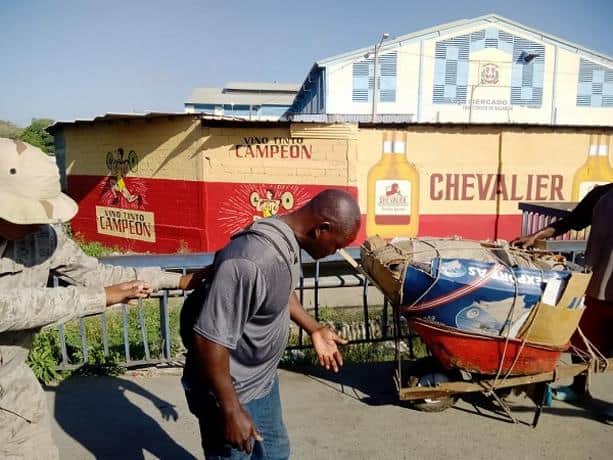 Camionero haitiano resulta herido en disturbio a pedradas registrado en la frontera