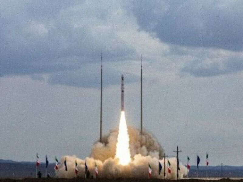 Irán prueba con éxito su cohete transportador suborbital Qaem 100