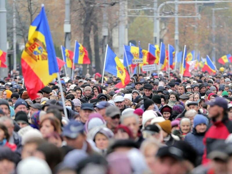 Miles de personas participan en una protesta antigubernamental en Moldavia
