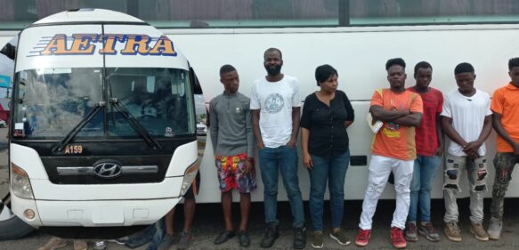 Video: Migración apresan autobús con 23 haitianos ilegales abordo entrando a la capital