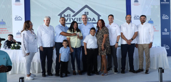 Abinader encabeza acto entrega 500 apartamentos a familias de bajos ingresos