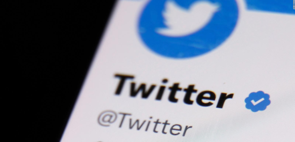 Twitter lucha contra una ola de suplantaciones después de lanzar su nuevo sistema de verificación de paga en el 2022