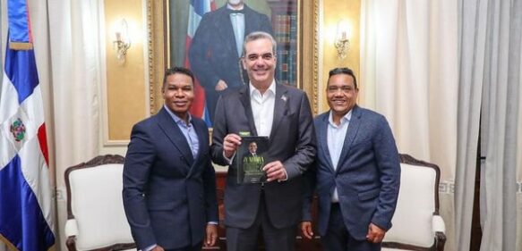 Abinader recibe en su despacho a “Los Reyes del Humor” Raymond Pozo y Miguel Céspedes