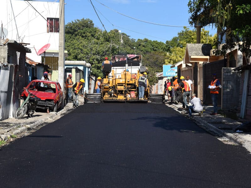 MOPC asfalta calles de distintos sectores y barrios de los municipios de Barahona