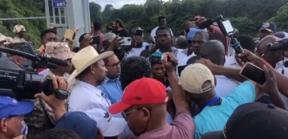 Camioneros haitianos rompen puerta soldada en Dajabón