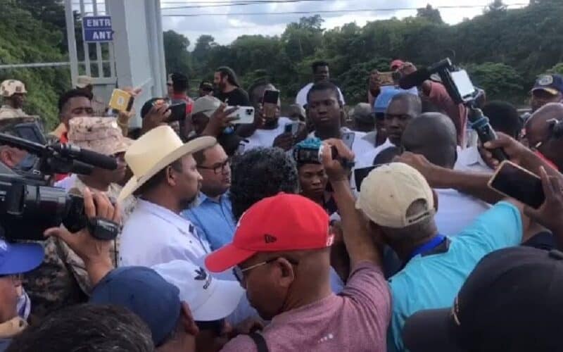 Camioneros haitianos rompen puerta soldada en Dajabón