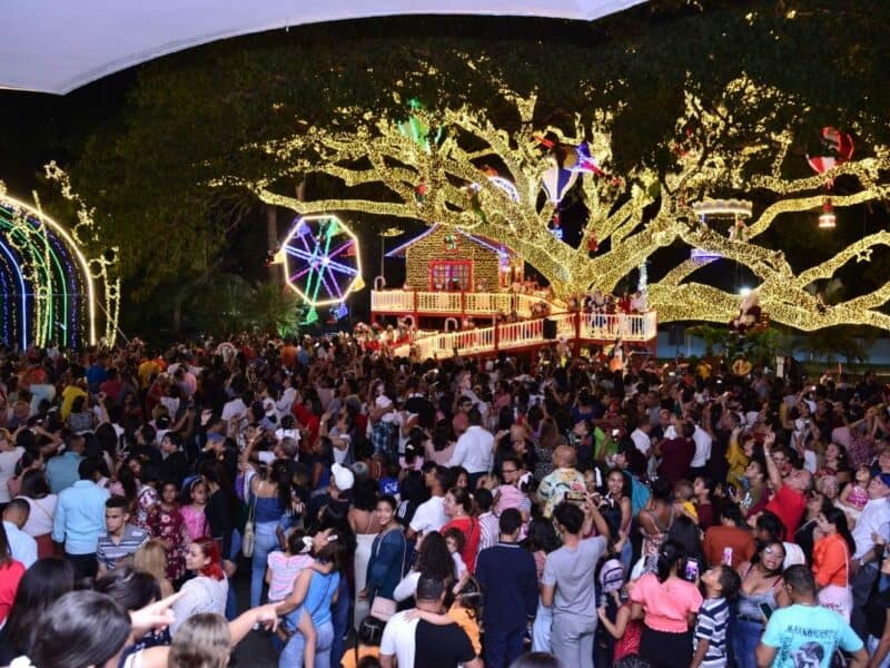 Cientos de personas de todo el país continúan visitando la casita de Santa y el árbol de Navidad