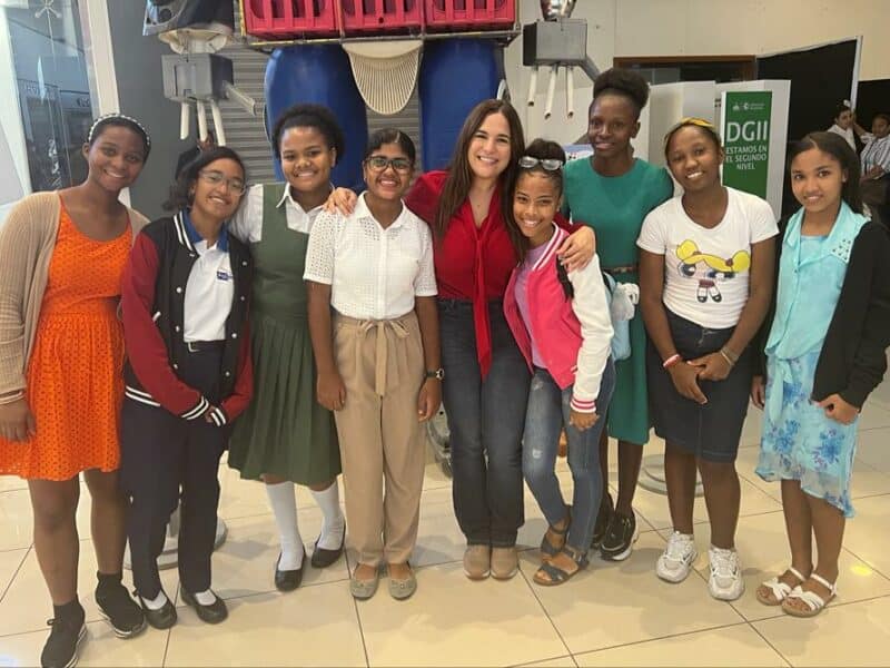 10 niñas dominicanas se preparan para visitar el Space Center de la NASA
