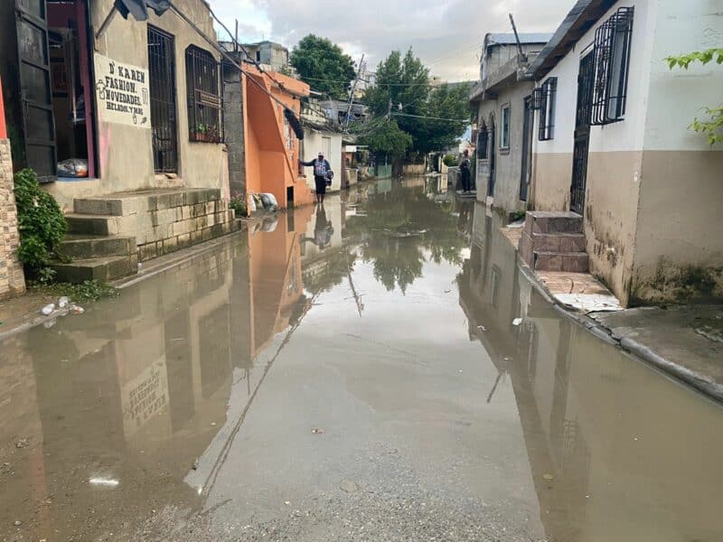Piden solución definitiva a inundación en calle del barrio El Hoyo de la Mina en Guaricano, SDN