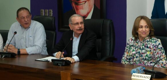 Danilo Medina juramenta en el PLD a varios dirigentes de Fuerza del Pueblo