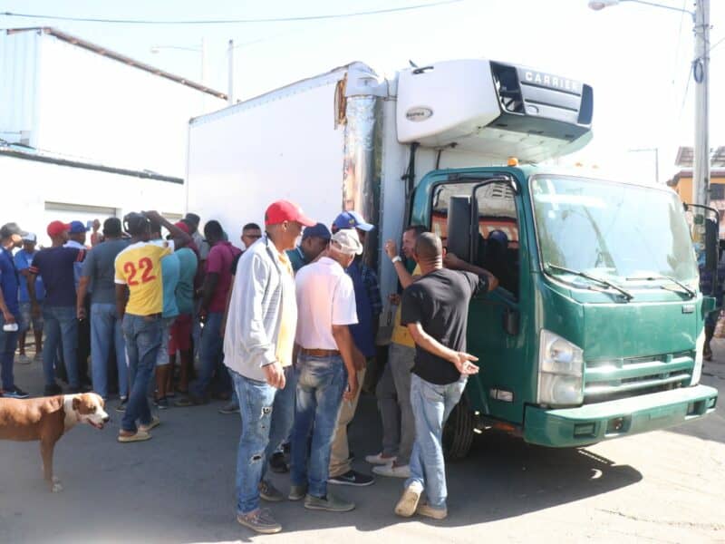 Comerciantes Dominicanos bloquean paso fronterizo en respuesta al cierre de frontera y apoyo a las deportaciones.