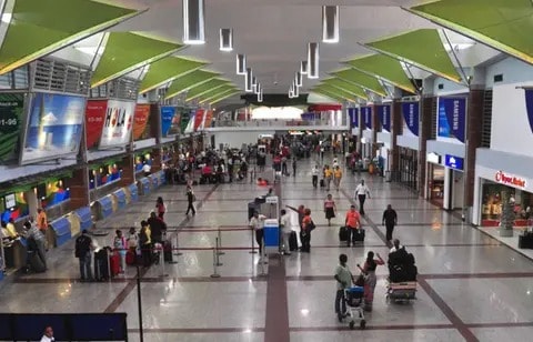 Ordenan aumento del personal de servicios en los aeropuertos por Navidad