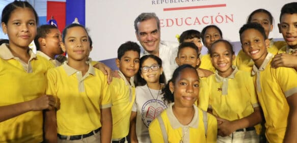 Abinader inaugura escuela básica en La Barranquita