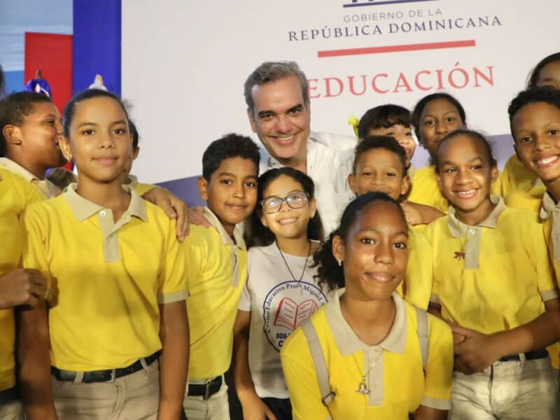 Abinader inaugura escuela básica en La Barranquita