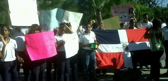 Estudiantes repudian violencia contra la mujer con marcha en sector Gazcue