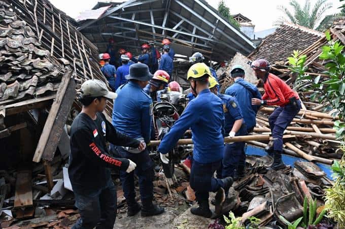Rescatan niño de 6 años dos días después del sismo en Indonesia