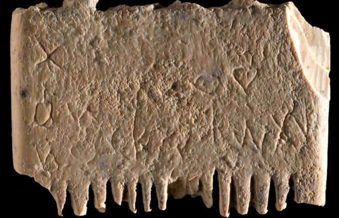 Un conjuro contra piojos en un peine de 3,700 años de antigüedad