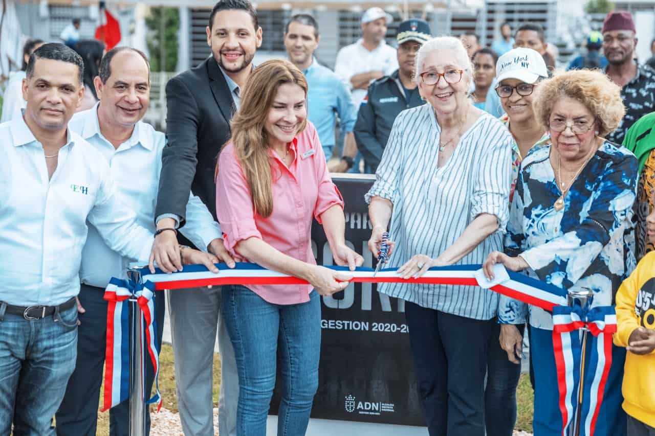 Alcaldesa del DN entrega remozado parque en Urbanización Coral