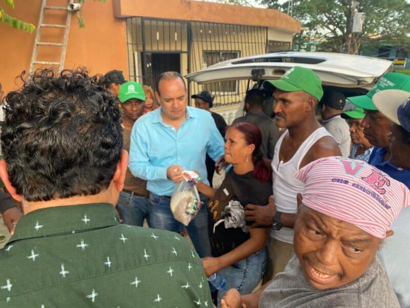 Surun Hernández dona raciones alimenticias a munícipes en SDE