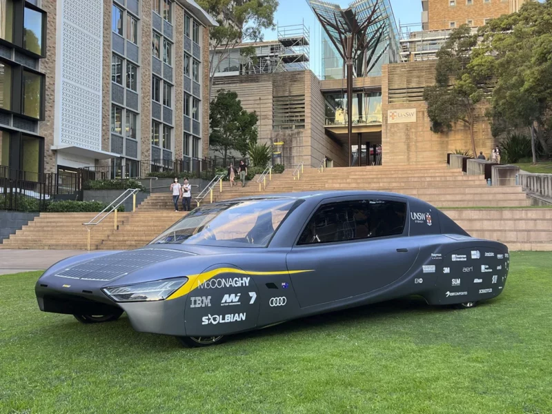 Auto eléctrico recorre 1,000 kilómetros con una sola carga solar y consigue Guinness